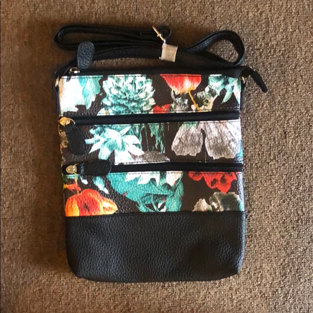 🍃🌹🌱Brand New cross body purse